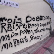 Gangue da Pedreira Prado Lopes picha muro negando ser do Comando Vermelho - Glastone Rodrigues/EM/D. A. Press