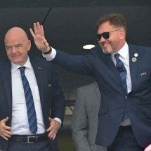 Sob o comando de Alejandro Dominguez (D), a Conmebol adotou finais únicas para as copas Libertadores e Sul-Americana, com apoio do presidente da Fifa, Gianni Infantino (E) -  (crédito: JUAN MABROMATA / AFP)