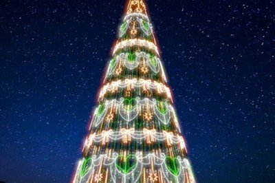 Neste fim de 2025, o Rio de Janeiro terá duas árvores de Natal flutuantes: uma na Lagoa Rodrigo de Freitas e outra na Praia de Botafogo. A tradicional Árvore da Lagoa retorna após seis anos, com 60 metros de altura e 900 mil lâmpadas de LED. -  (crédito: Divulgação)