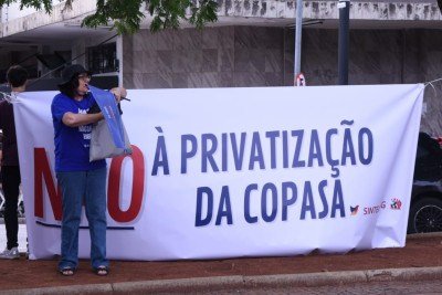 Sindicatos e movimentos sociais ocuparam a Praça Raul Soares, neste sábado (1º/11), em Belo Horizonte, para protestar contra a proposta do governo Zema que retira a obrigatoriedade de referendo popular na privatização da Copasa. Faixas e cartazes criticaram o projeto e defenderam o direito da população de decidir sobre a venda da estatal. -  (crédito: Gladyston Rodrigues/EM/D.A Press)