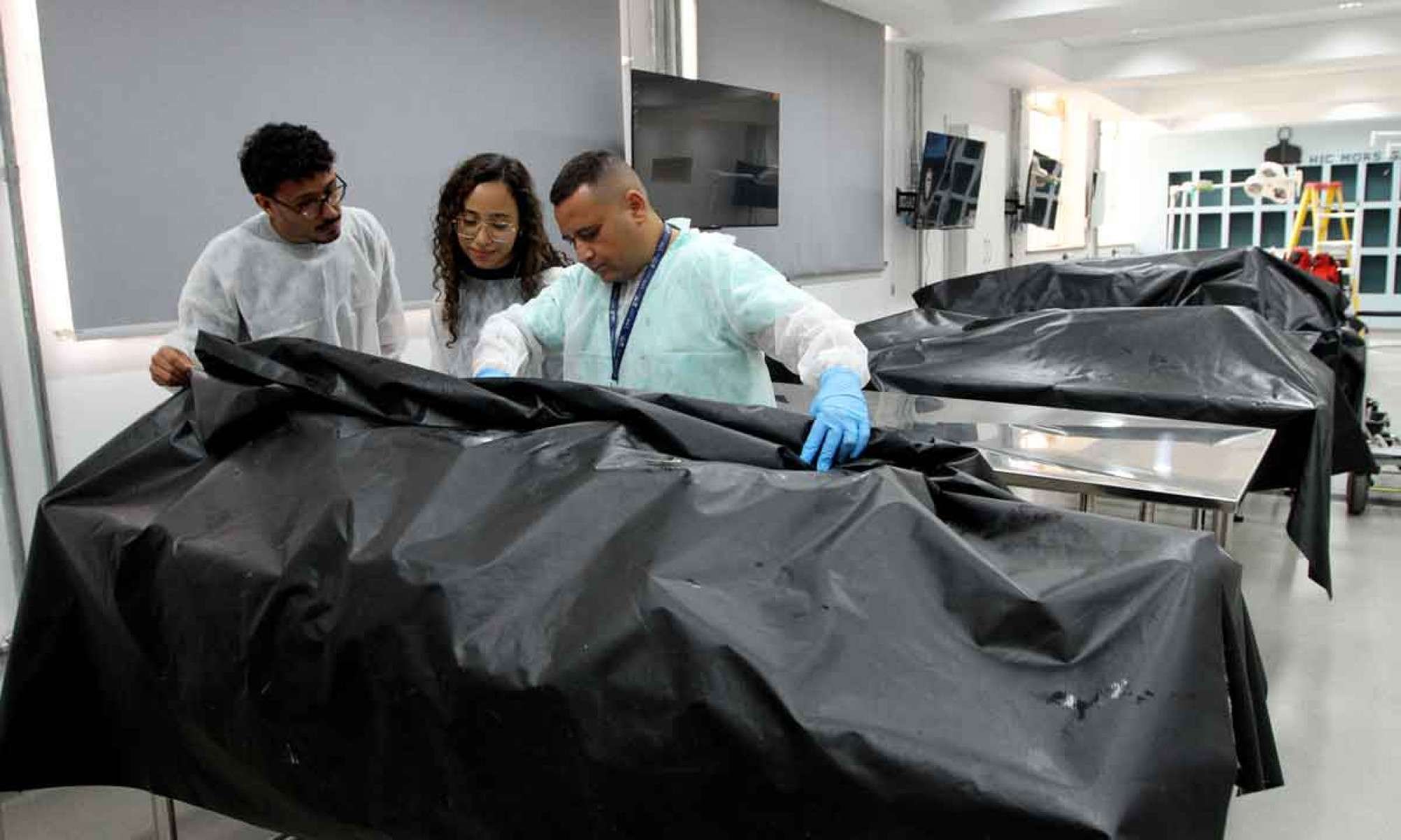 estudantes de medicina  Rafael Sendim e Paula Oliveira, sob orienta&ccedil;&atilde;o do professor Jos&eacute; Eust&aacute;quio Pereira Barboza, observam corpo doado para a UFMG