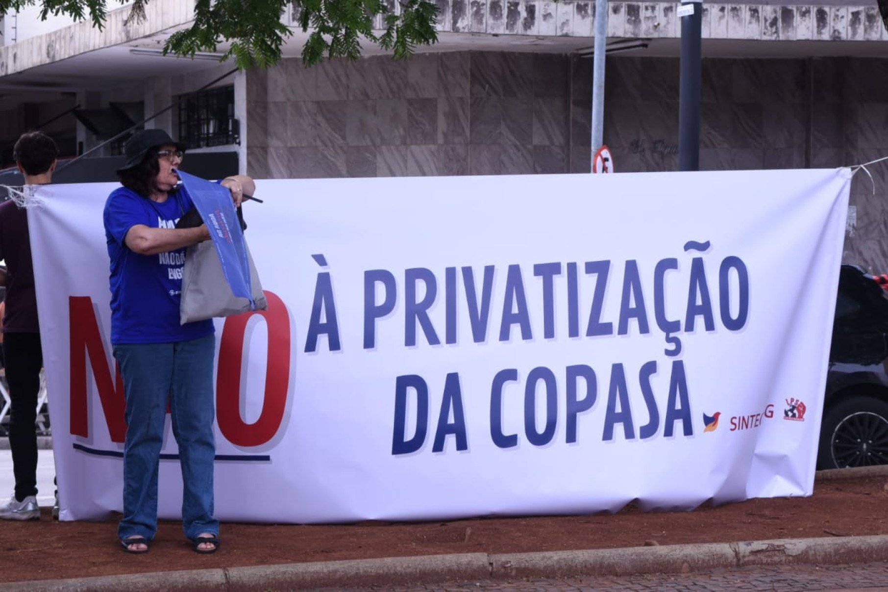 Sindicatos e movimentos sociais ocuparam a Praça Raul Soares, neste sábado (1º/11), em Belo Horizonte, para protestar contra a proposta do governo Zema que retira a obrigatoriedade de referendo popular na privatização da Copasa. Faixas e cartazes criticaram o projeto e defenderam o direito da população de decidir sobre a venda da estatal.
