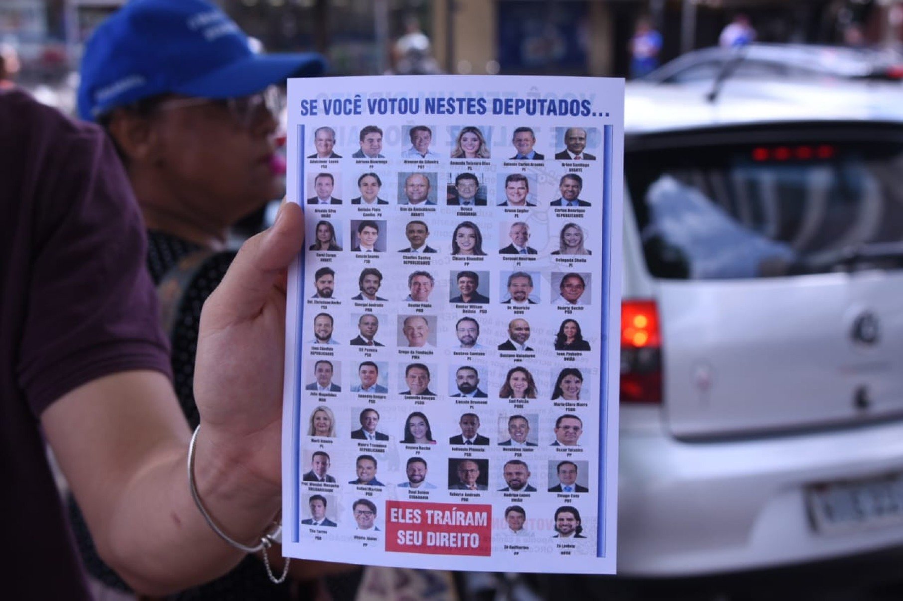 Sindicatos e movimentos sociais ocuparam a Praça Raul Soares, neste sábado (1º/11), em Belo Horizonte, para protestar contra a proposta do governo Zema que retira a obrigatoriedade de referendo popular na privatização da Copasa. Faixas e cartazes criticaram o projeto e defenderam o direito da população de decidir sobre a venda da estatal.