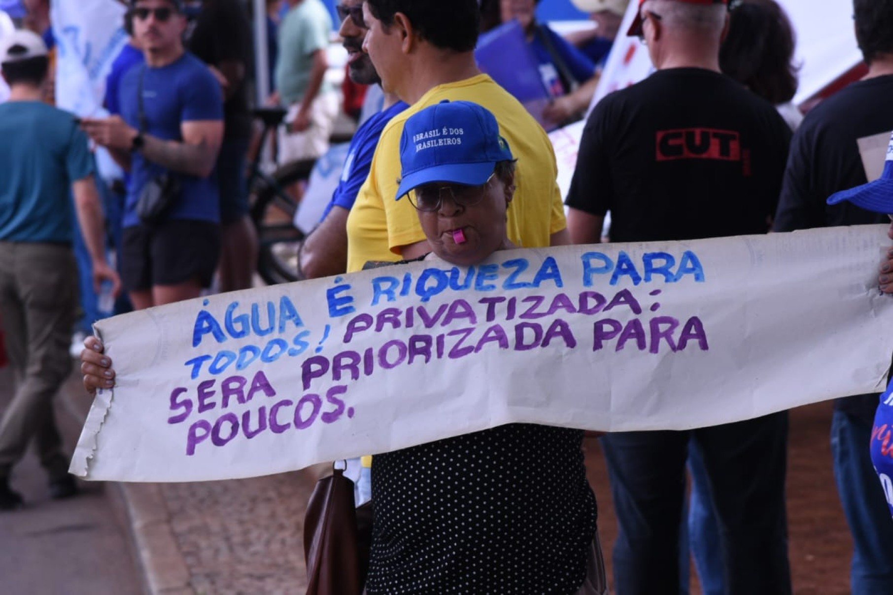 Sindicatos e movimentos sociais ocuparam a Praça Raul Soares, neste sábado (1º/11), em Belo Horizonte, para protestar contra a proposta do governo Zema que retira a obrigatoriedade de referendo popular na privatização da Copasa. Faixas e cartazes criticaram o projeto e defenderam o direito da população de decidir sobre a venda da estatal.