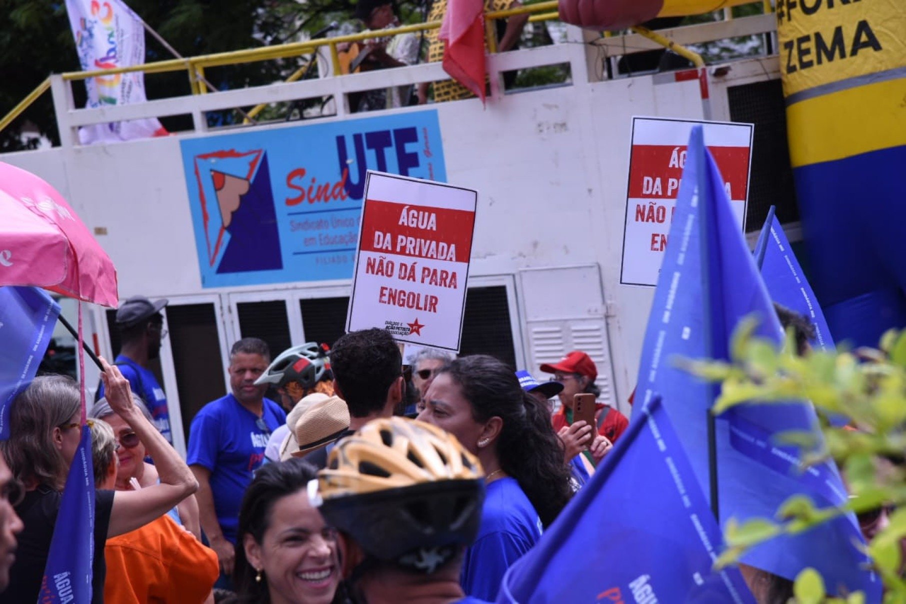 Sindicatos e movimentos sociais ocuparam a Praça Raul Soares, neste sábado (1º/11), em Belo Horizonte, para protestar contra a proposta do governo Zema que retira a obrigatoriedade de referendo popular na privatização da Copasa. Faixas e cartazes criticaram o projeto e defenderam o direito da população de decidir sobre a venda da estatal.