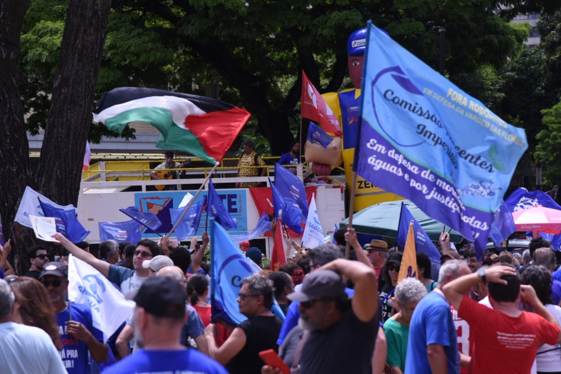 Sindicatos e movimentos sociais ocuparam a Praça Raul Soares, neste sábado (1º/11), em Belo Horizonte, para protestar contra a proposta do governo Zema que retira a obrigatoriedade de referendo popular na privatização da Copasa. Faixas e cartazes criticaram o projeto e defenderam o direito da população de decidir sobre a venda da estatal.