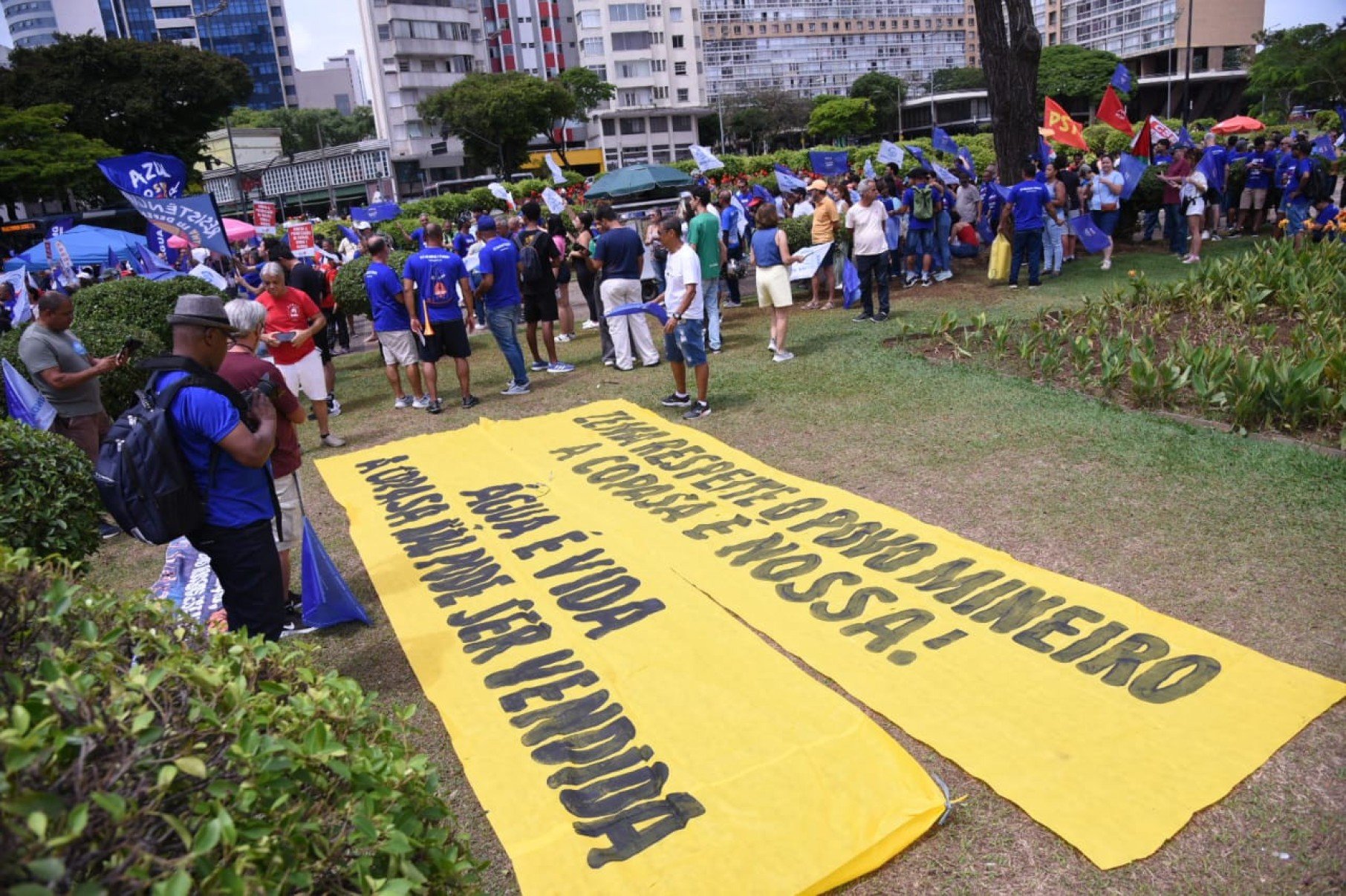 Sindicatos e movimentos sociais ocuparam a Praça Raul Soares, neste sábado (1º/11), em Belo Horizonte, para protestar contra a proposta do governo Zema que retira a obrigatoriedade de referendo popular na privatização da Copasa. Faixas e cartazes criticaram o projeto e defenderam o direito da população de decidir sobre a venda da estatal.
