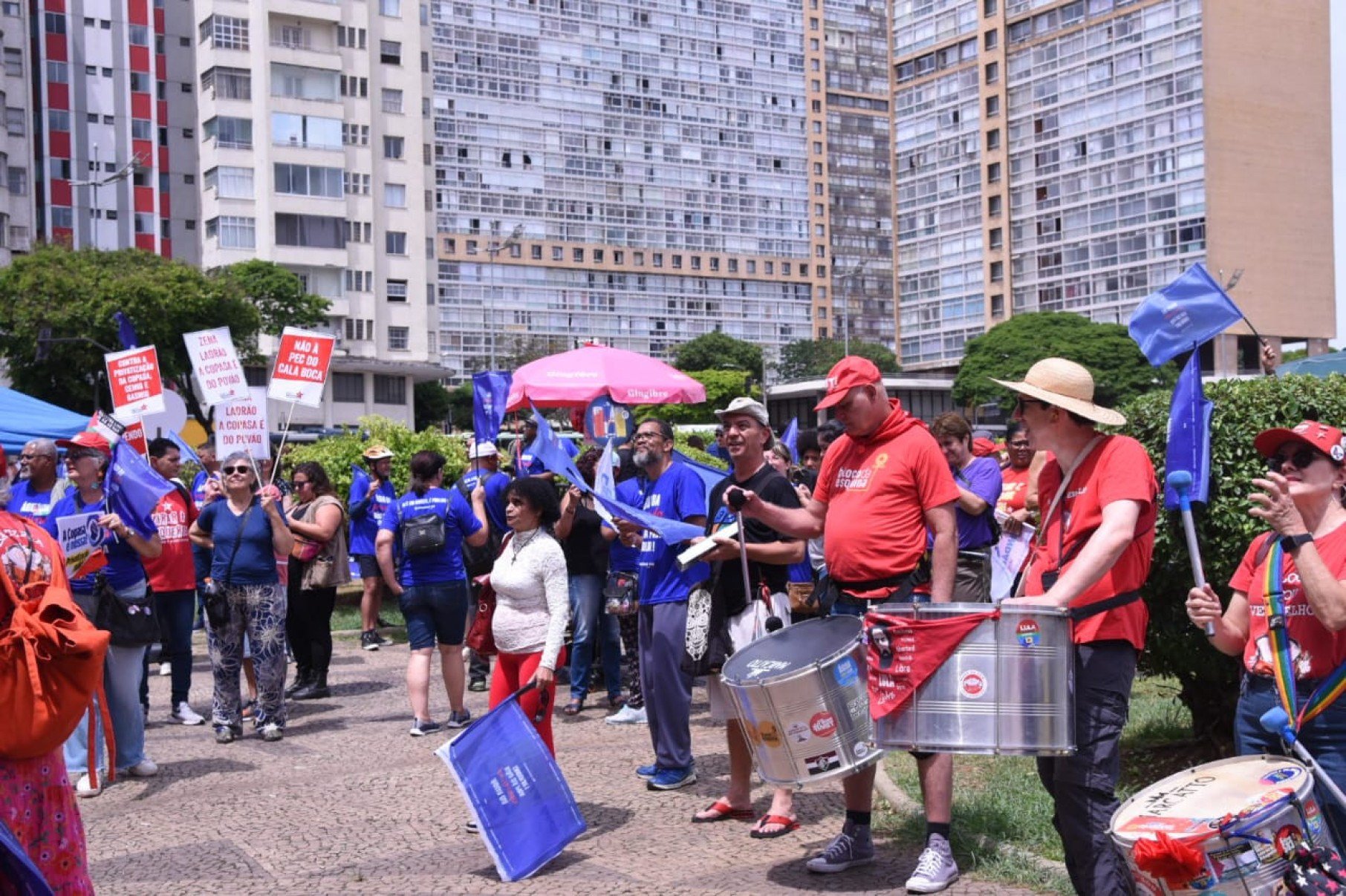 Sindicatos e movimentos sociais ocuparam a PraÃ§a Raul Soares, neste sÃ¡bado (1Âº/11), em Belo Horizonte, para protestar contra a proposta do governo Zema que retira a obrigatoriedade de referendo popular na privatizaÃ§Ã£o da Copasa. Faixas e cartazes criticaram o projeto e defenderam o direito da populaÃ§Ã£o de decidir sobre a venda da estatal.
