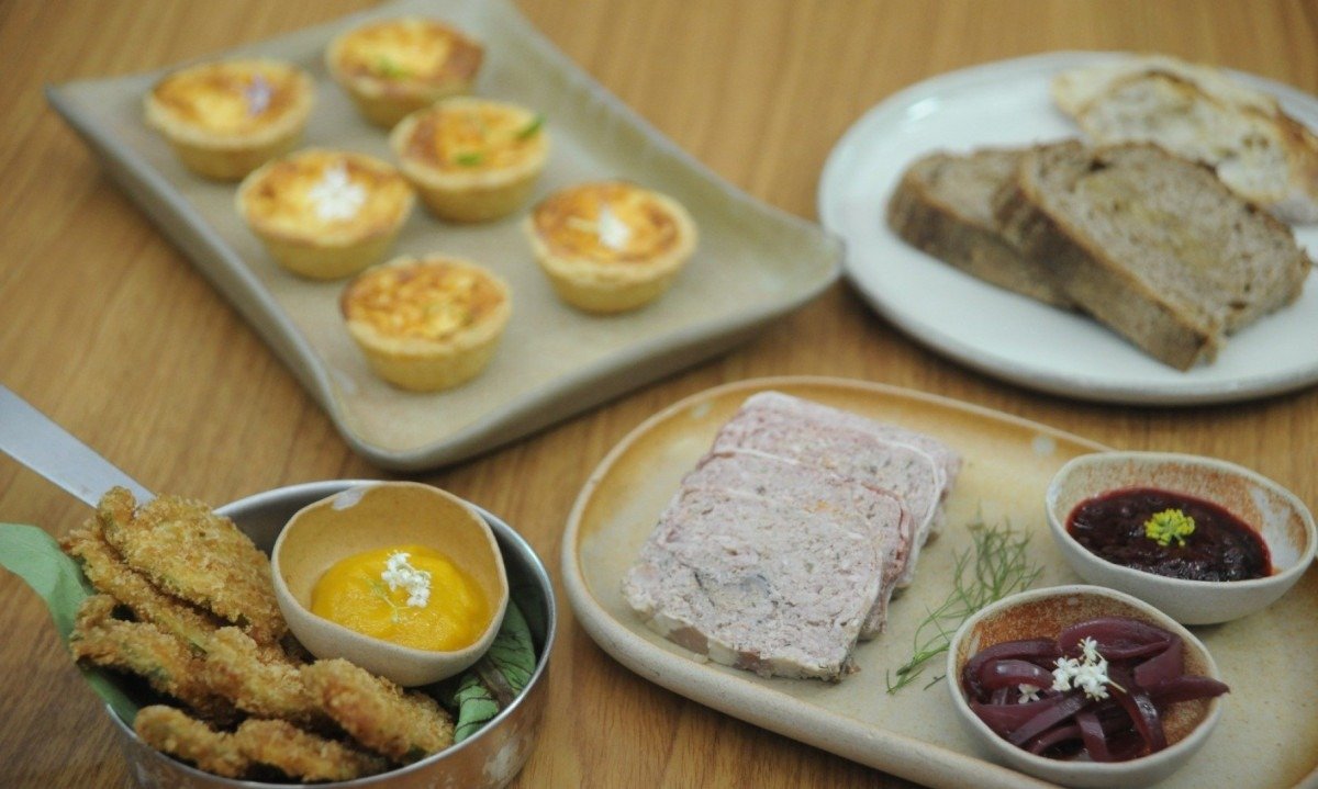 Na mesa do podcast, uma seleção de petiscos do restaurante Cozinha Santo Antônio: jiló empanado, empadinhas de queijo e patê de campagne 