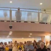 Cláudio Castro é aplaudido em missa após megaoperação no Rio