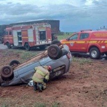 MG: passageira morre, e motorista fica ferido em capotamento de carro