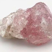 Raro diamante de 37,4 quilates com metades distintas é descoberto na África
