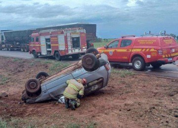 Motorista perdeu o controle do carro, que capotou às margens da LMG-799 -  (crédito: Reprodução/CBMMG)