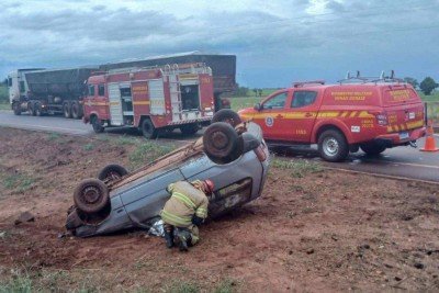 Motorista perdeu o controle do carro, que capotou às margens da LMG-799 -  (crédito: Reprodução/CBMMG)