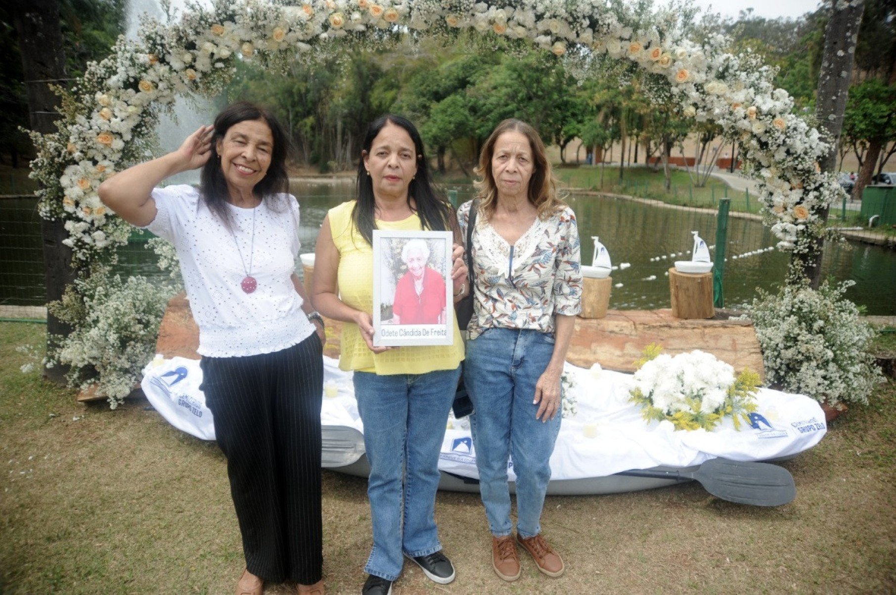 As irmãs Maria Conceição, Lucileide e Lucimar foram ao cemitério homenagear a mãe