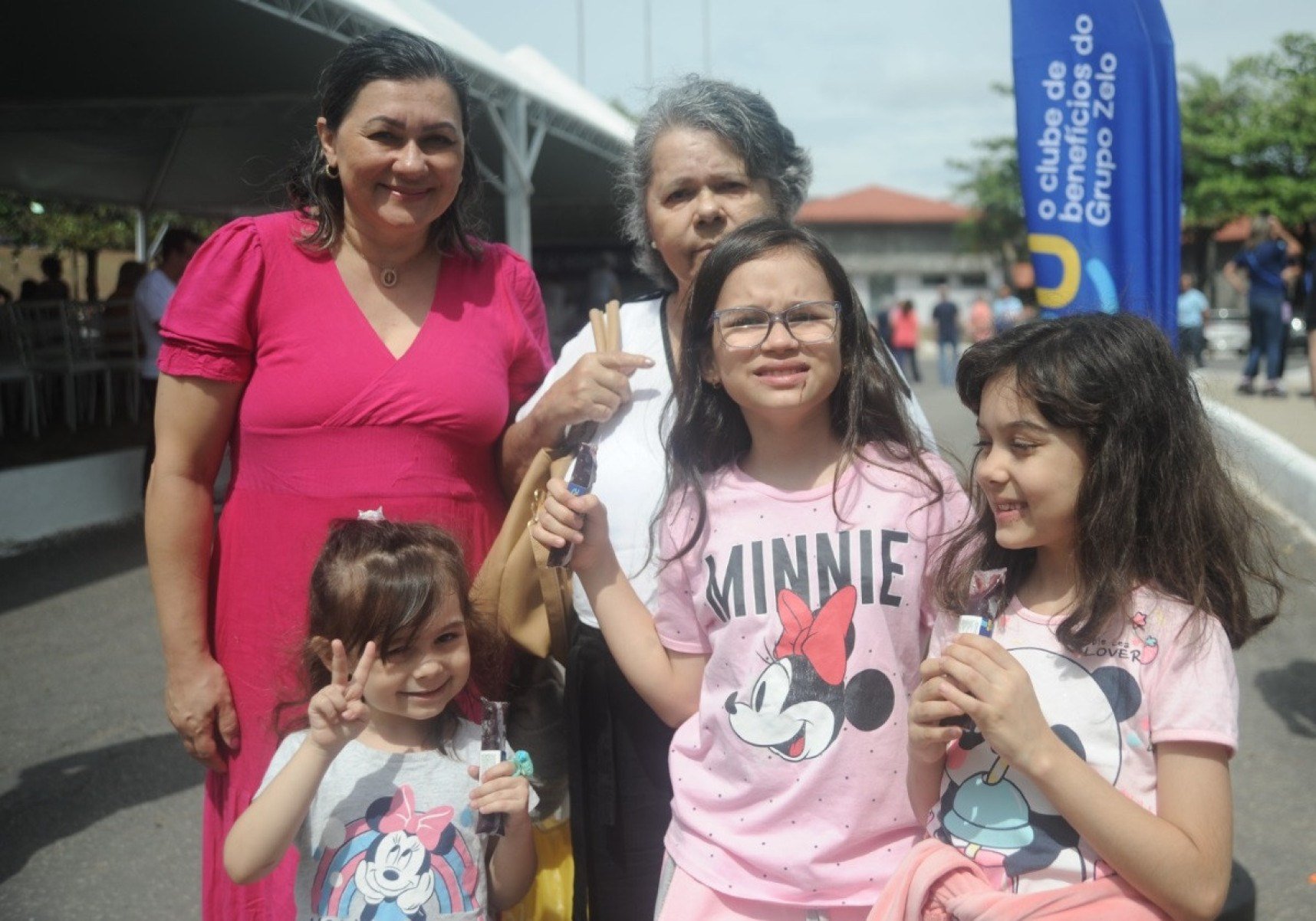 'Acredito na vida eterna, e que aqui na Terra a gente vive uma passagem' - Silvânia Fortunato Marra, ao lado da mãe e das três filhas