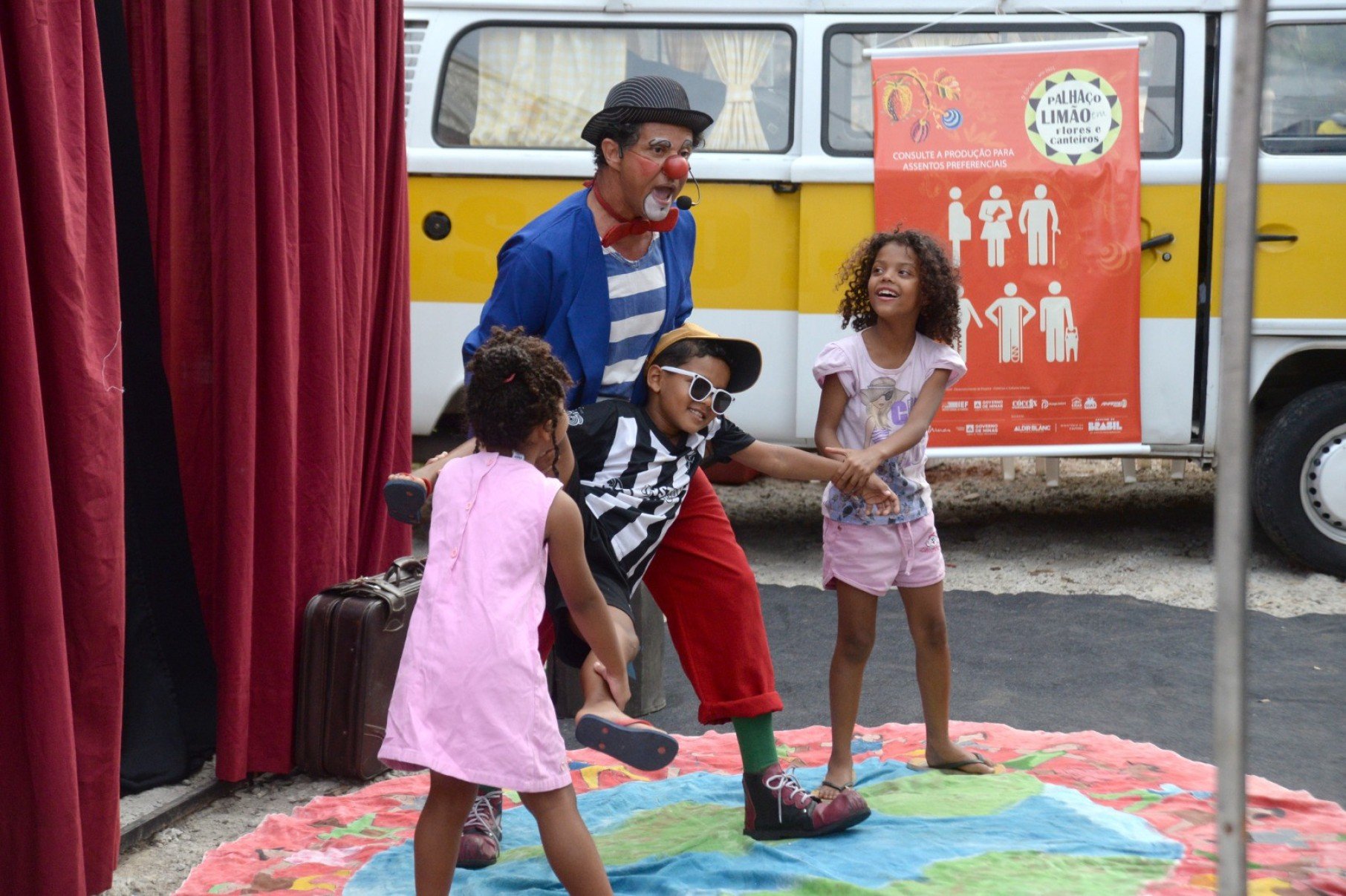 Palhaço Limão divertindo a criançada nesta tarde de domingo (2/11), em Venda Nova em BH