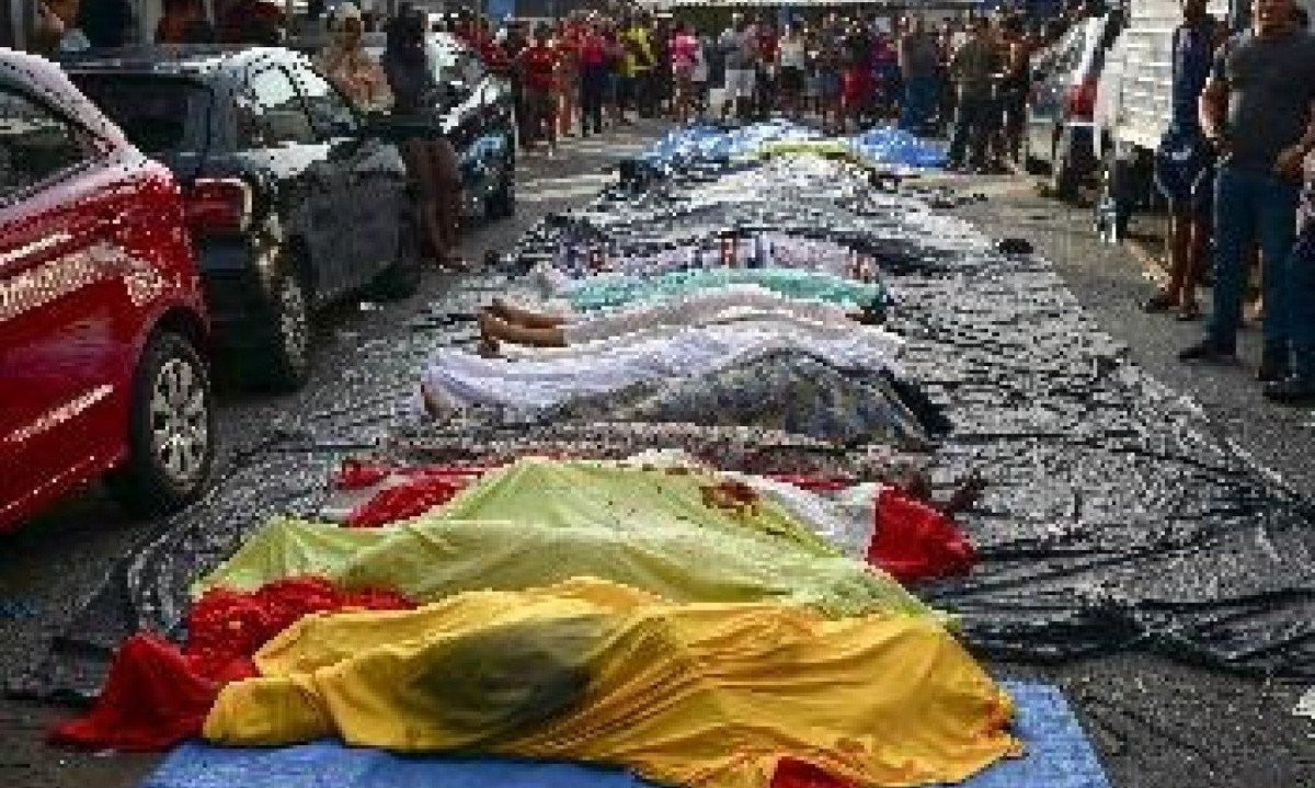 A luz bate nos destroços, nas mãos sujas de sangue e na consciência popular entorpecida pela tragédia. O povo segue vivendo, sofrendo, sonhando que, um dia, segurança seja abrigo, não sentença -  (crédito: Pablo PORCIUNCULA / AFP)