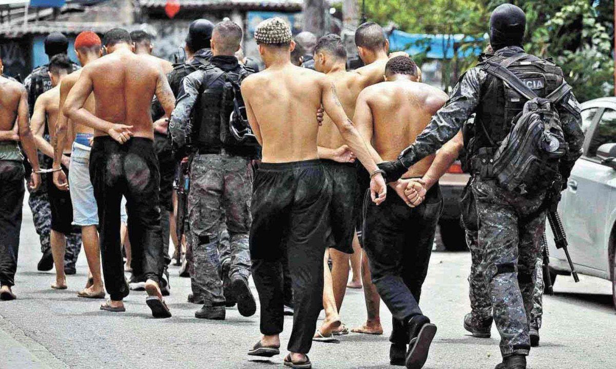 Operação no Rio de Janeiro deixou 121 mortos, incluindo quatro policiais -  (crédito: Mauro Pimentel/AFP)