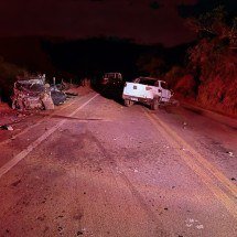 Batida entre caminhonetes deixa uma mulher morta em Minas - PMRv/Divulgação
