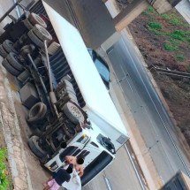 Caminhão tomba e interdita faixa na BR-381, na Grande BH - Reprodução/Redes sociais