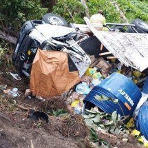 Tombamento de caminhão mata motorista - CBMMG