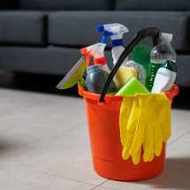 Por que misturas como água sanitária e vinagre podem ser um risco à saúde? - FreePik