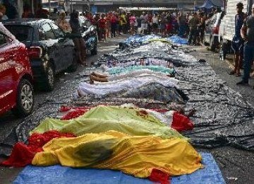 A luz bate nos destroços, nas mãos sujas de sangue e na consciência popular entorpecida pela tragédia. O povo segue vivendo, sofrendo, sonhando que, um dia, segurança seja abrigo, não sentença -  (crédito: Pablo PORCIUNCULA / AFP)