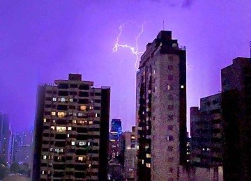 Mais de 100 cidades mineiras estão em risco de tempestade até a manhã de terça-feira (4). Na foto, Belo Horizonte durante tempestade -  (crédito: Ramon Lisboa/EM/D.A. Press)