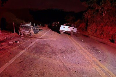 Batida entre caminhonetes deixa uma mulher morta na MGC-259
 -  (crédito: PMRv/Divulgação)