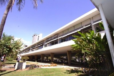 Fachada da Escola Estadual Governador Milton Campos (Estadual Central), um dos prédios que está na lista de imóveis a serem federalizados ou privatizados no Propag -  (crédito: Juarez Rodrigues/EM/D.A Press (22/08/2008))
