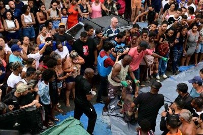 Moradores carregam um corpo na Praça São Lucas, na favela Vila Cruzeiro, no complexo da Penha, Rio de Janeiro, Brasil, em 29 de outubro de 2025, após a Operação Contenção -  (crédito: PABLO PORCIUNCULA / AFP)