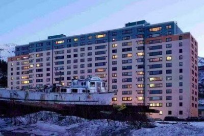A cidade de Whittier, no Alasca, tem uma curiosidade que chama a atenção: 95% dos seus habitantes vivendo em um único edifício, as chamadas Begich Towers. -  (crédito: reprodução)