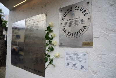 Fãs começam a deixar homenagens a Lô Borges na esquina onde foi criado o Clube da Esquina -  (crédito: Leandro Couri/EM/D.A Press)
