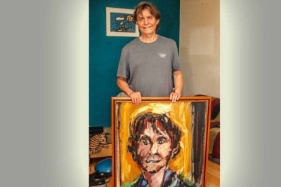 Uma das últimas fotos que Cristiano Quintino, que está lançando o livro 'Primeiros acordes do Clube da Esquina', fez de Lô Borges, em seu apartamento, com seu retrato pintado por Carlos Bracher -  (crédito: Cristiano Quintino/Divulgação)