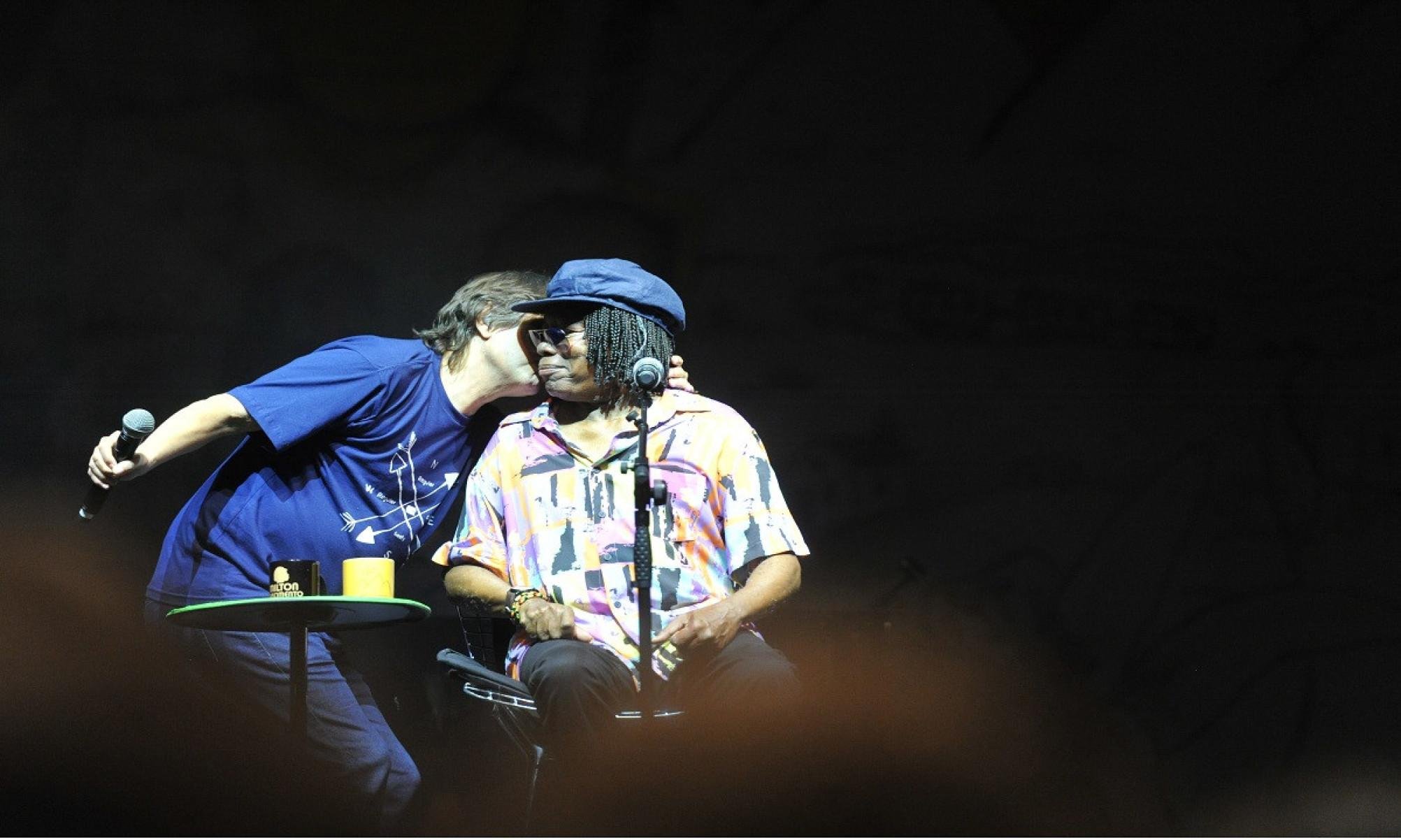 16/12/2019. Credito: Leandro Couri/EM/D.A Press. Brasil. Belo Horizonte - MG. Milton Nascimento arrebata o Mineirao com o show 'Clube da Esquina', que aconteceu na esplanda do estadio. Quinze mil pessoas se emocionaram com Bituca, que saudou Fernando Brant. Na foto, Lo Borges e Milton Nascimento.
      - Leandro Couri/EM/D.A Press. Brasil. Belo Horizonte - MG. Milton Nascimento arrebata o Mineirao com o show 'Clube da Esquina', que aconteceu na esplanda do estadio. Quinze mil pessoas se emocionaram com Bituca, que saudou Fernando Brant. Na foto, Lo Borges e Milton Nascimento.