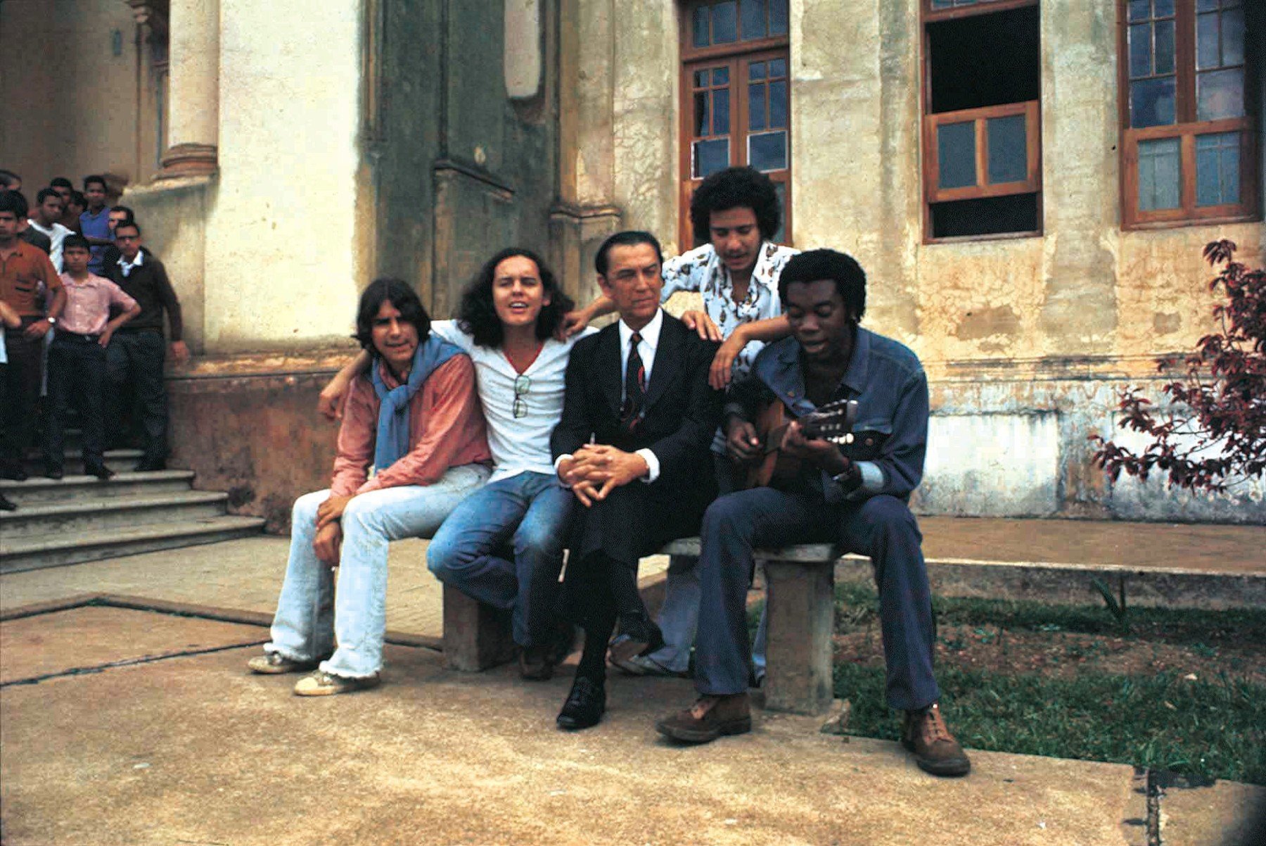 Lô Borges, Fernando Brant, Juscelino Kubistcheck, Marcio Borges e Milton Nascimento em frente ao Seminário de Diamantina
      