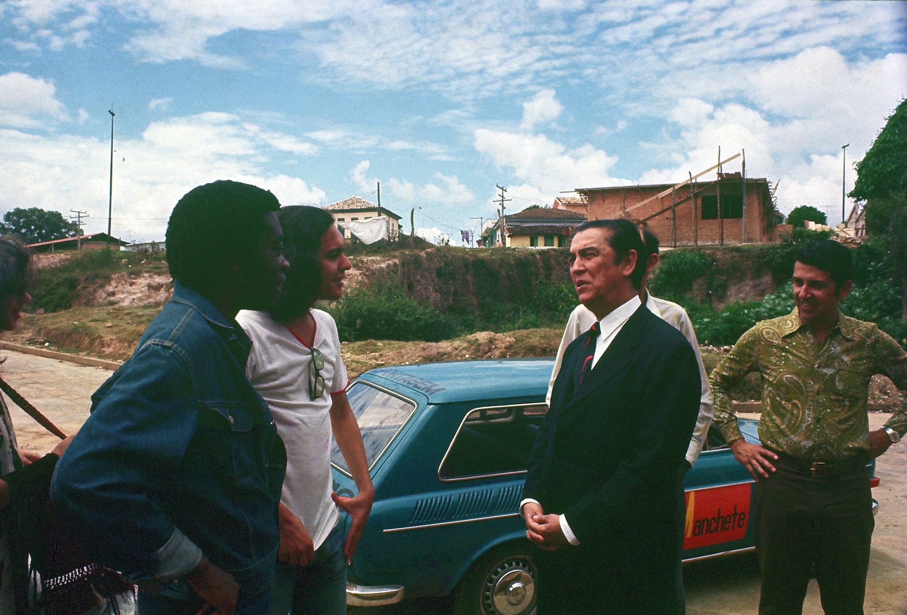 Milton Nascimento, Fernando Brant e Juscelino Kubistcheck nas ruas de Diamantina 