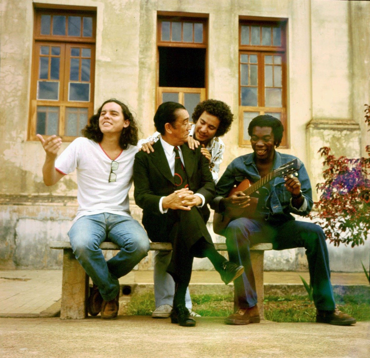O compositor Fernando Brant, o politico Juscelino Kubitscheck, o musico Marcio Borges e o cantor e compositor Milton Nascimento
      