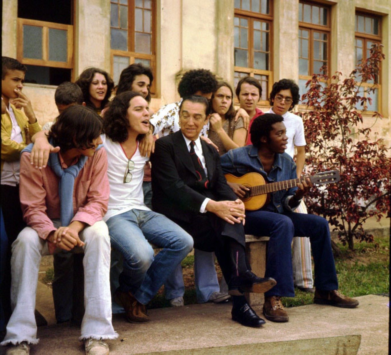 Os músicos Lô Borges, Fernando Brant,  Marcio Borges, Juscelino Kubitschek e o musico Milton Nascimento, em Diamantina
      