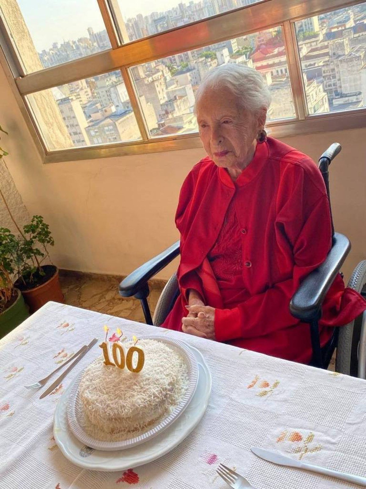 Ativista Clara Charf comemora os 100 anos de idade em celebração em São Paulo 