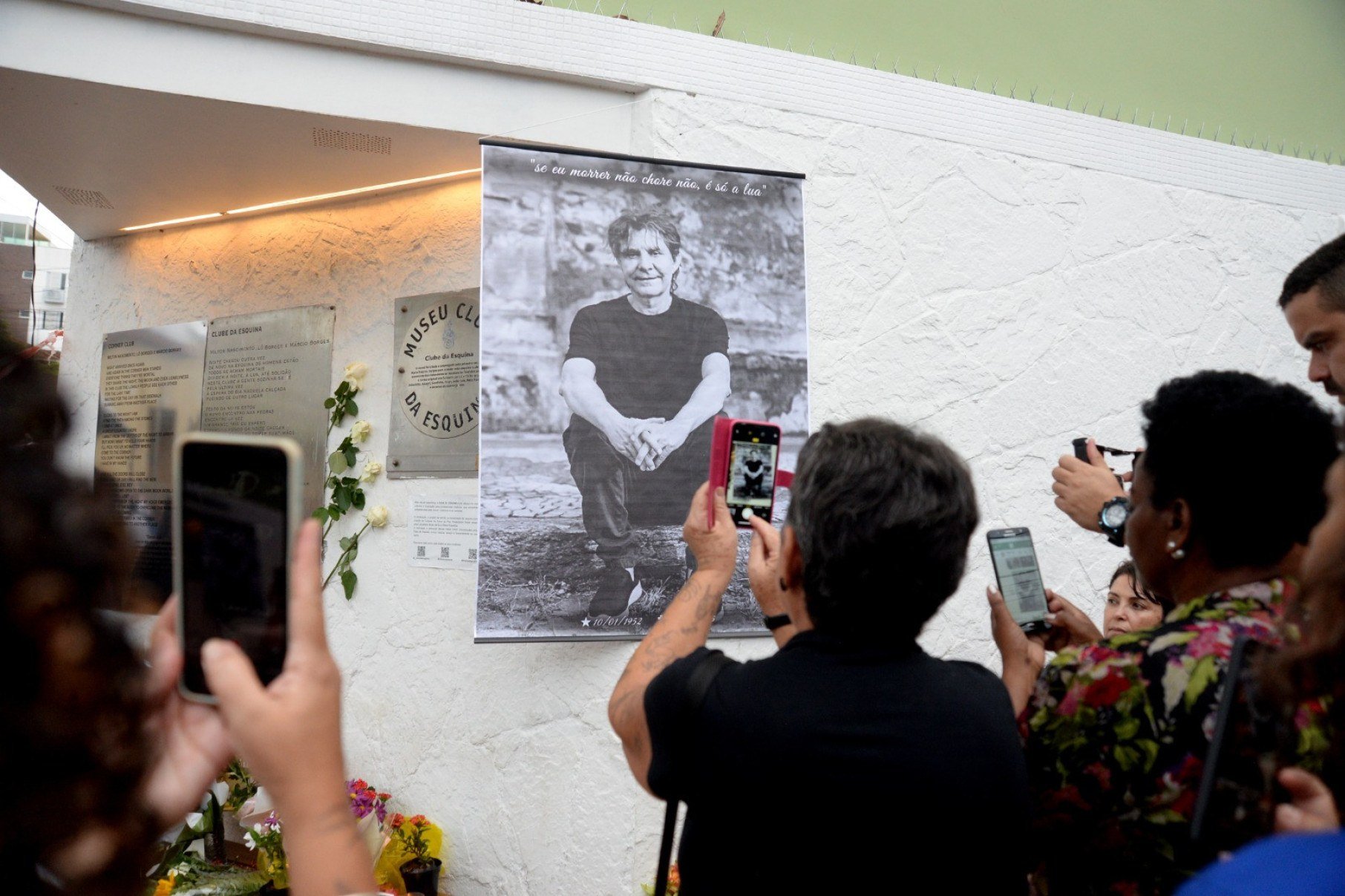 Amigos e admiradores de Lô Borges se reuniram, no fim da tarde desta segunda-feira (3/11), em Santa Tereza para homenagear o cantor e compositor morto no domingo em decorrência de intoxicação medicamentosa.-Túlio Santos/EM/D.A.Press
