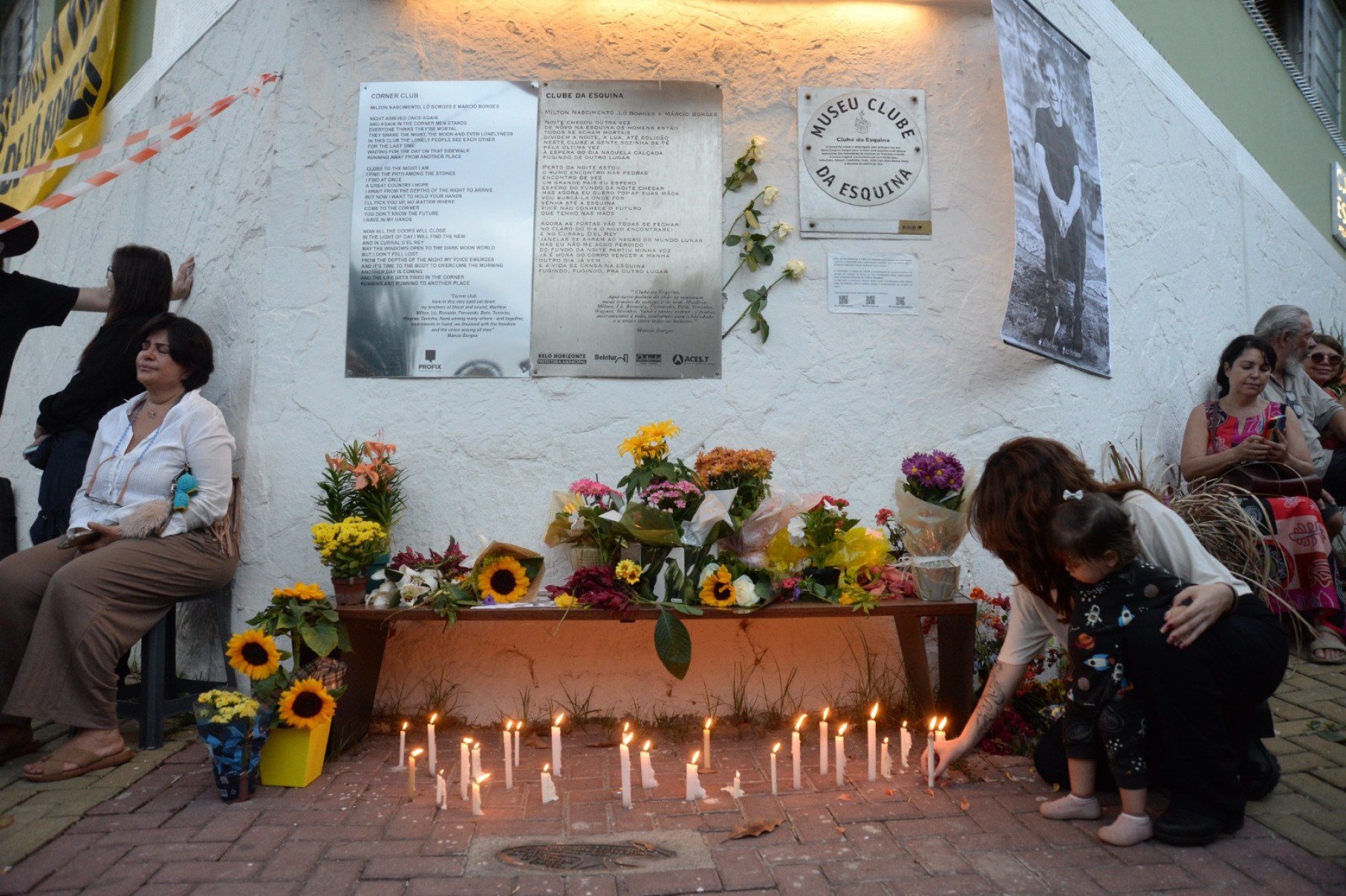 O público levou flores e velas, que foram colocadas na esquina que deu origem ao movimento musical.
-Túlio Santos/EM/D.A.Press