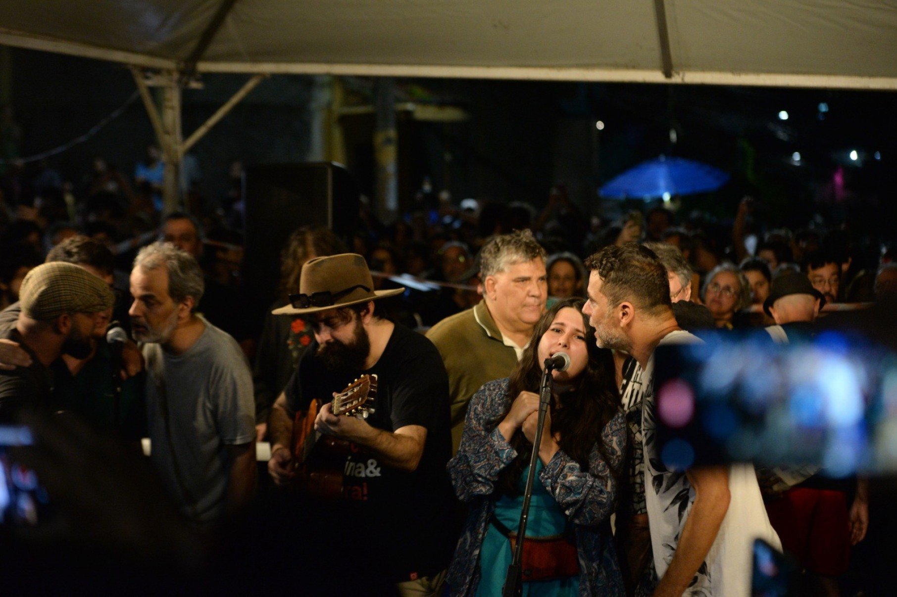 Uma tenda foi montada próximo ao cruzamento das ruas, onde artistas se reuniram para uma 'Cantoria em homenagem' a Lô Borges-Túlio Santos/EM/D.A.Press