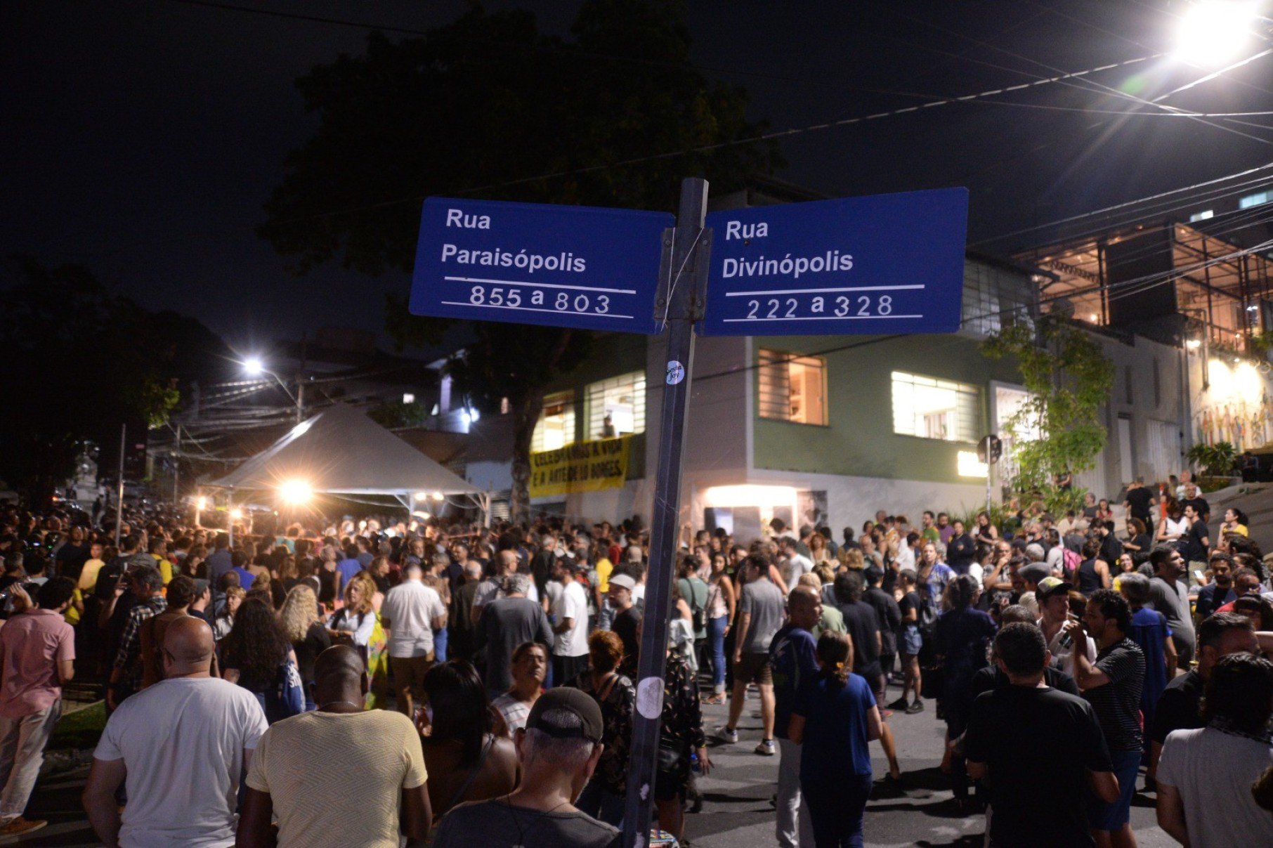 A homenagem ocorreu na famosa esquina que deu origem ao Clube da Esquina, entre as ruas Divinópolis e Paraisópolis, em Santa Tereza.-Túlio Santos/EM/D.A.Press