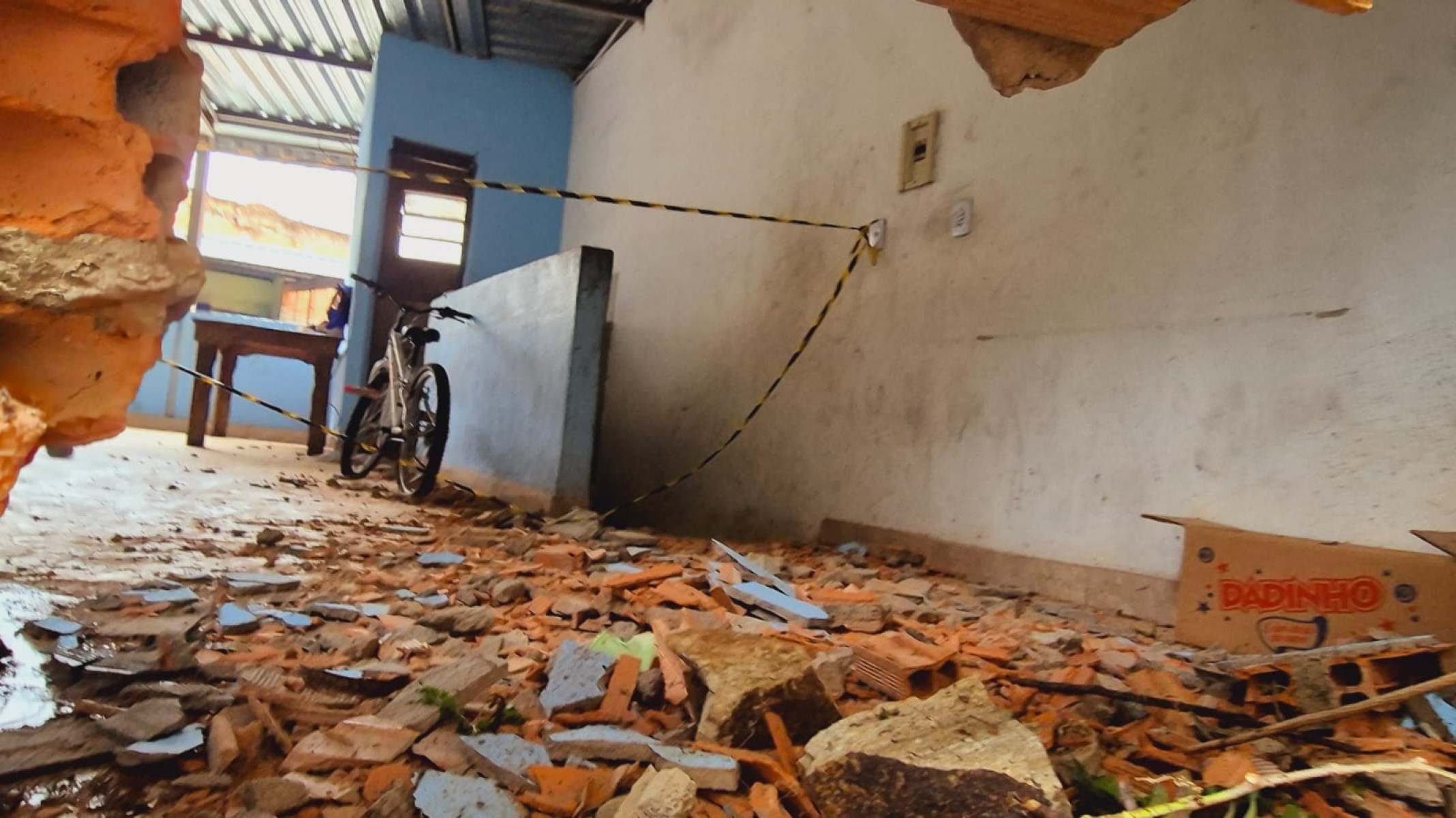 Defesa Civil de BH avalia casa atingida por pedra durante a chuva registrada na noite desse domingo (2/11), na Vila Nossa Senhora do Rosário, na Região Leste da capital-Jair Amaral/EM/DA Press