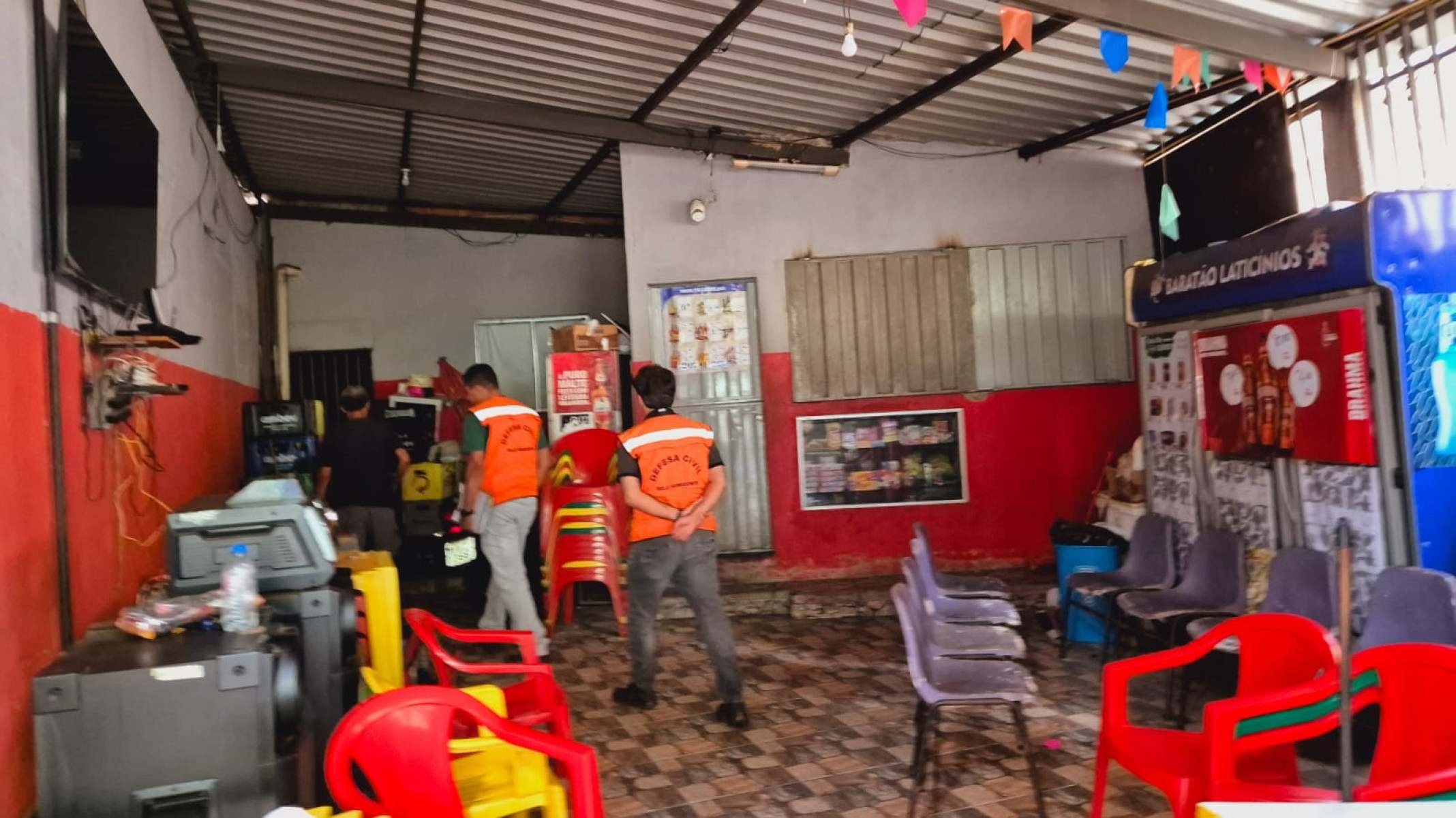 Defesa Civil de BH avalia casa atingida por pedra durante a chuva registrada na noite desse domingo (2/11), na Vila Nossa Senhora do Rosário, na Região Leste da capital-Jair Amaral/EM/DA Press