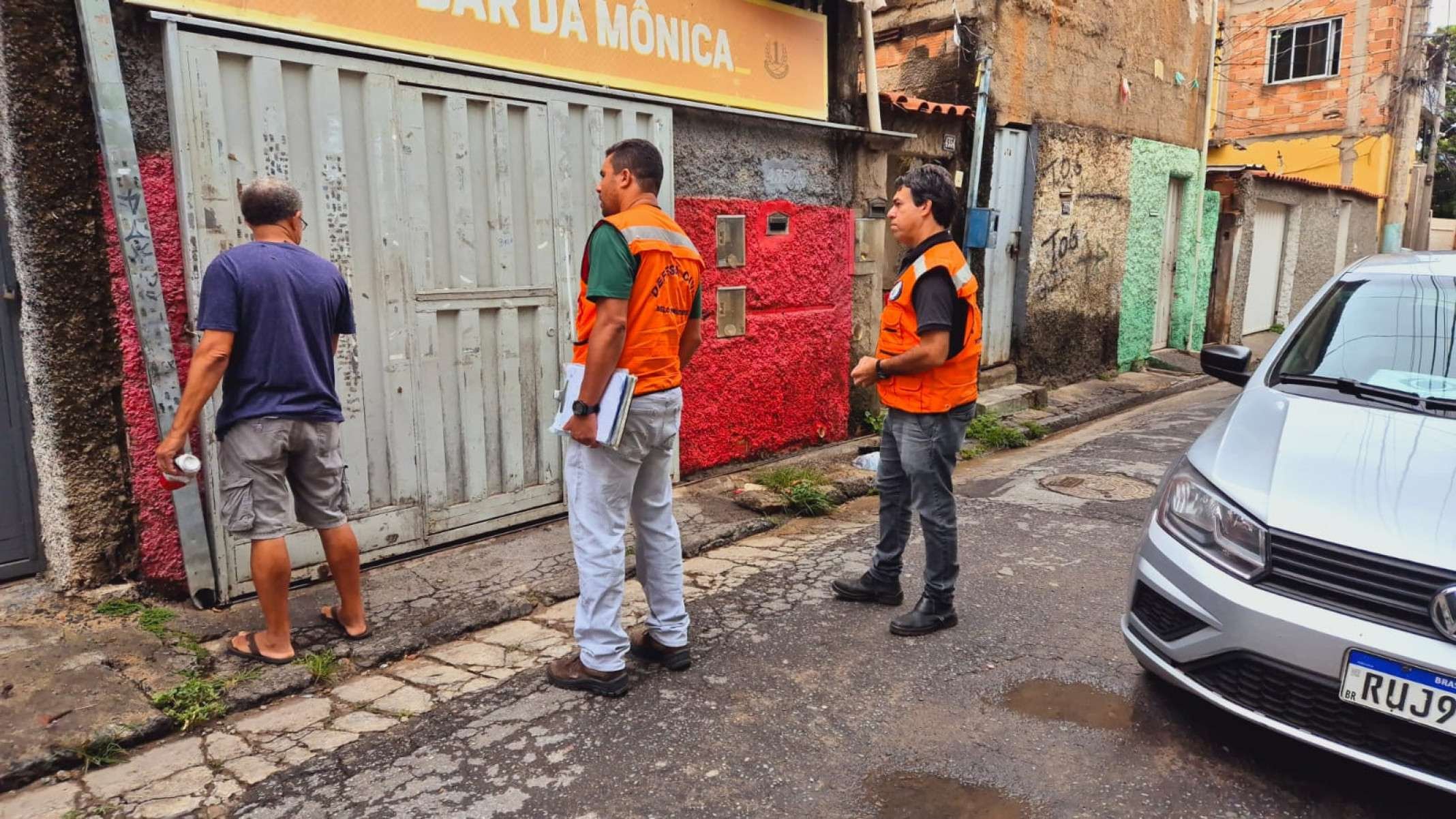 Defesa Civil de BH avalia casa atingida por pedra durante a chuva registrada na noite desse domingo (2/11), na Vila Nossa Senhora do Rosário, na Região Leste da capital-Jair Amaral/EM/DA Press
