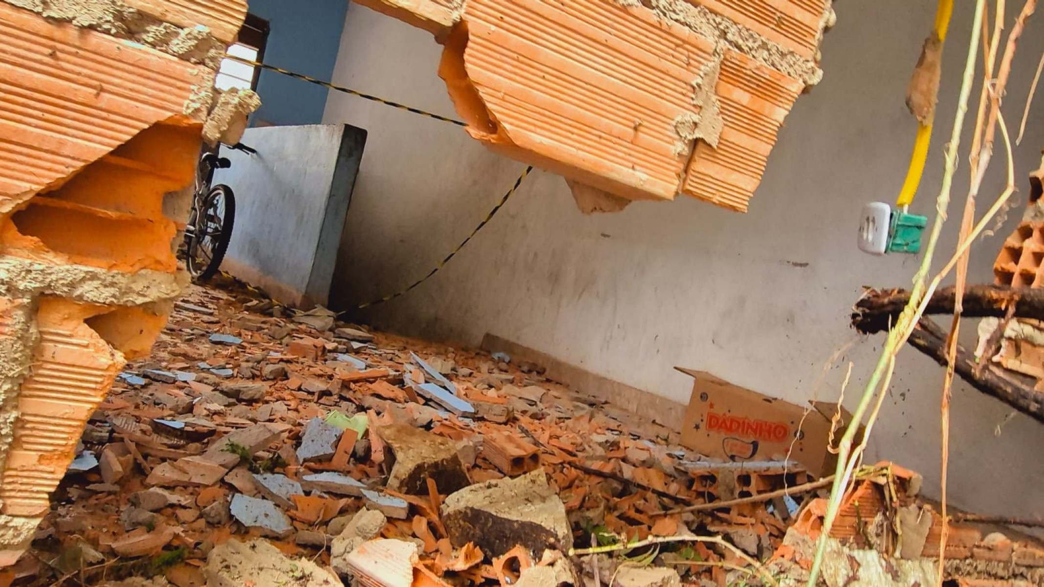 Defesa Civil de BH avalia casa atingida por pedra durante a chuva registrada na noite desse domingo (2/11), na Vila Nossa Senhora do Rosário, na Região Leste da capital-Jair Amaral/EM/DA Press