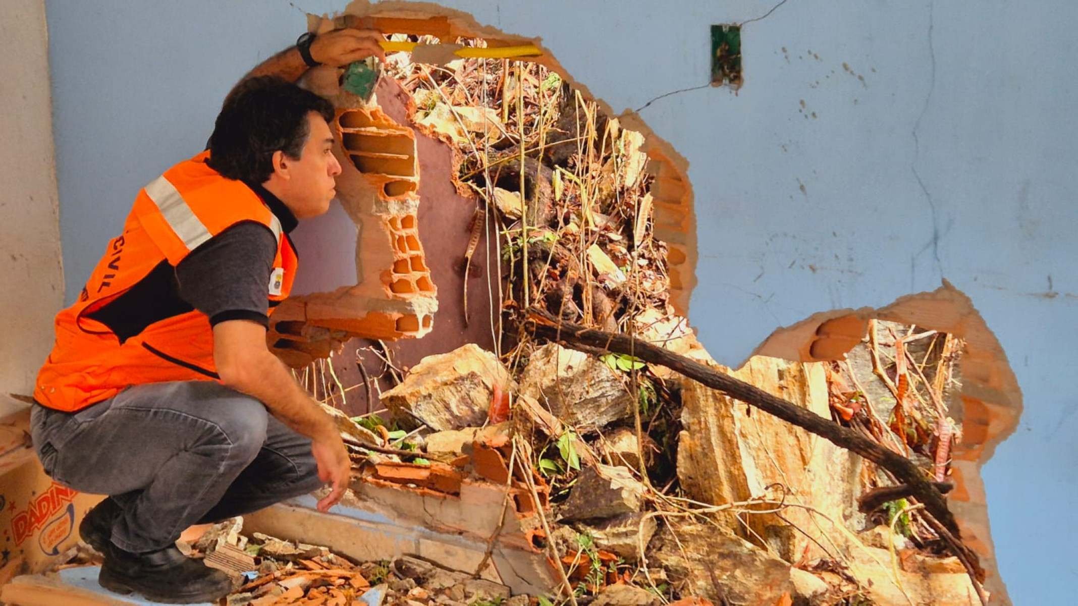 Defesa Civil de BH avalia casa atingida por pedra durante a chuva registrada na noite desse domingo (2/11), na Vila Nossa Senhora do Rosário, na Região Leste da capital-Jair Amaral/EM/DA Press